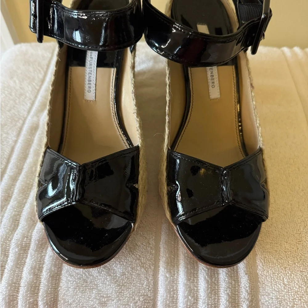 Diane Von Furstenberg Black Patent Leather Women's wedge Sandals SUDAN Sz 8.5